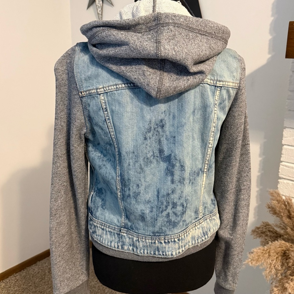 American Eagle Outfitters Light Blue Denim Jacket with Gray Hoodie Sleeves - Picture 2 of 5